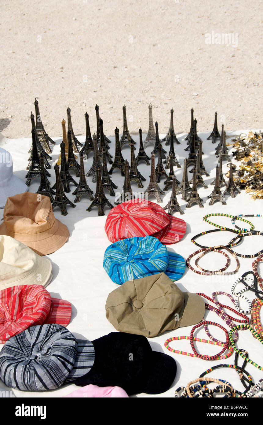 Paris. Miniatur Eiffelturm Souvenir für Touristen. Frankreich Stockfoto