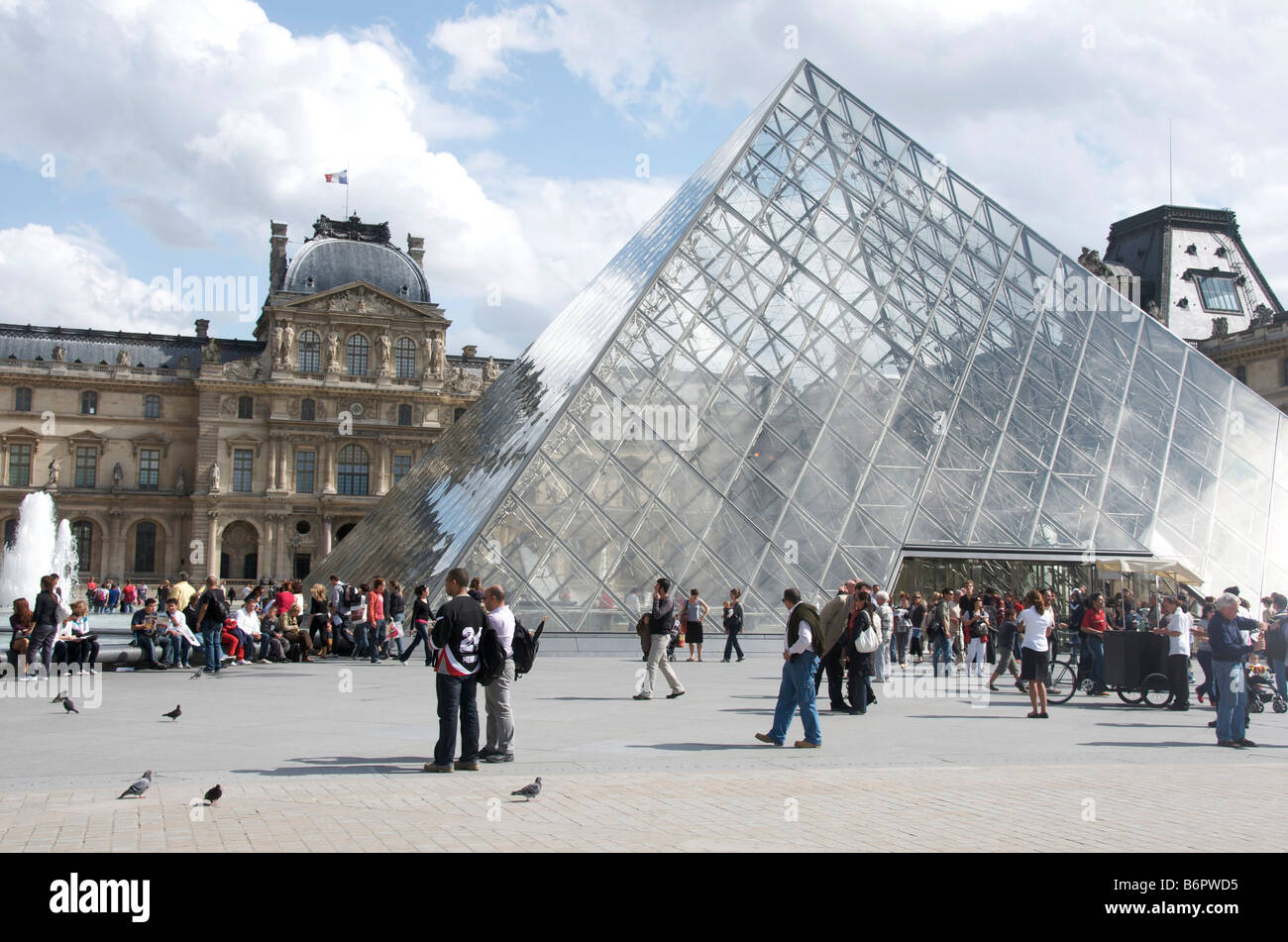 Massen außerhalb der Museum Louvre Pyramide, Paris, Frankreich Stockfoto