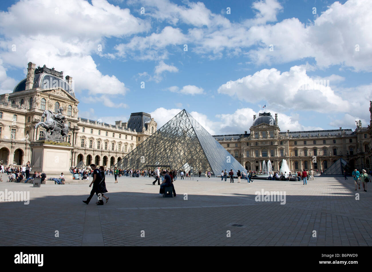 Louvre-Museum, die Pyramide des Architekten Ieoh Ming Pei, Paris, Frankreich, Europa Stockfoto