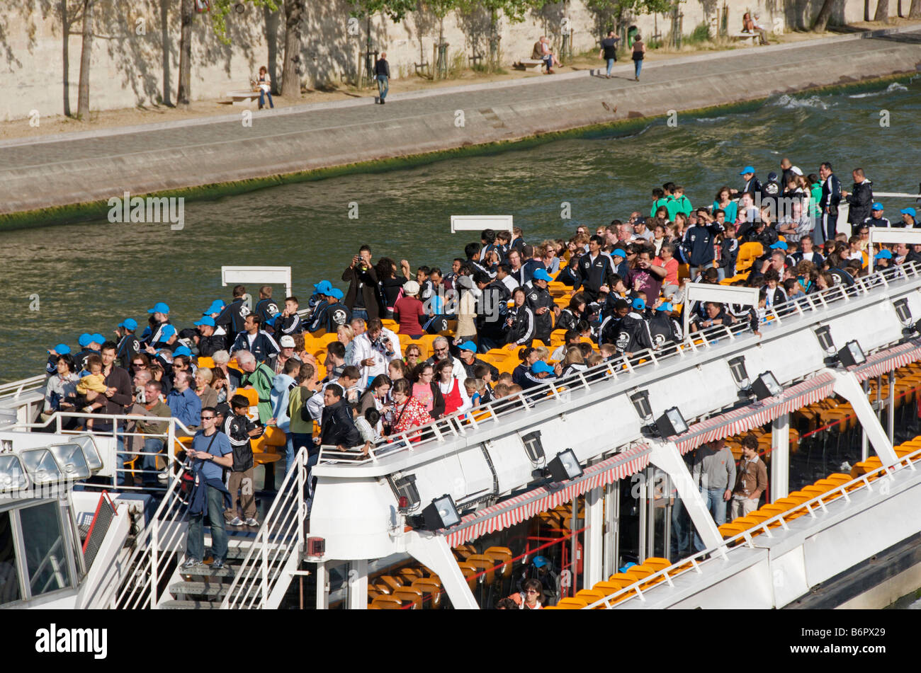 Touristen auf einem Flussschiff-Kreuzfahrt auf dem Fluss Seine, Paris, Frankreich Stockfoto