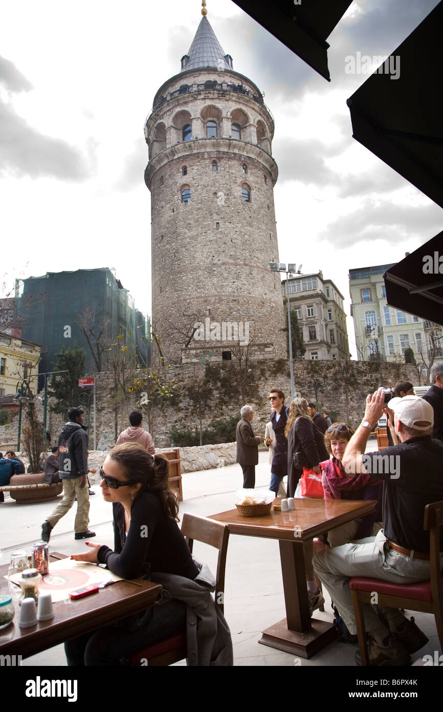 Istanbul Türkei Europa Asien Türkei Reisen Galata Turm Café Menschen muslimischen Islam Bosporus Ansicht Frau Straße Tabellen zu entspannen Stockfoto