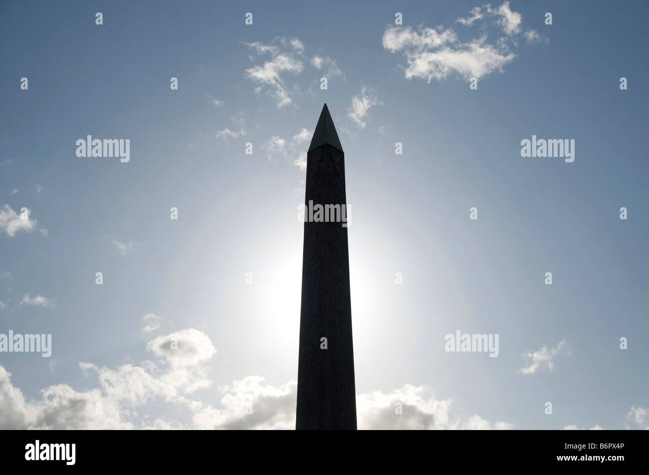 Silhouette des Obelisken von Luxor auf Concorde Obelisk. Paris . Frankreich Stockfoto