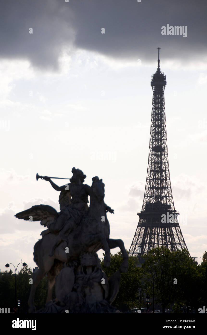 Eiffelturm in Paris, Frankreich mit Statue von Renommee, (Ruhm des Königs), silhouettiert Reiten Pegasus in den Tuilerien-Gärten. Stockfoto