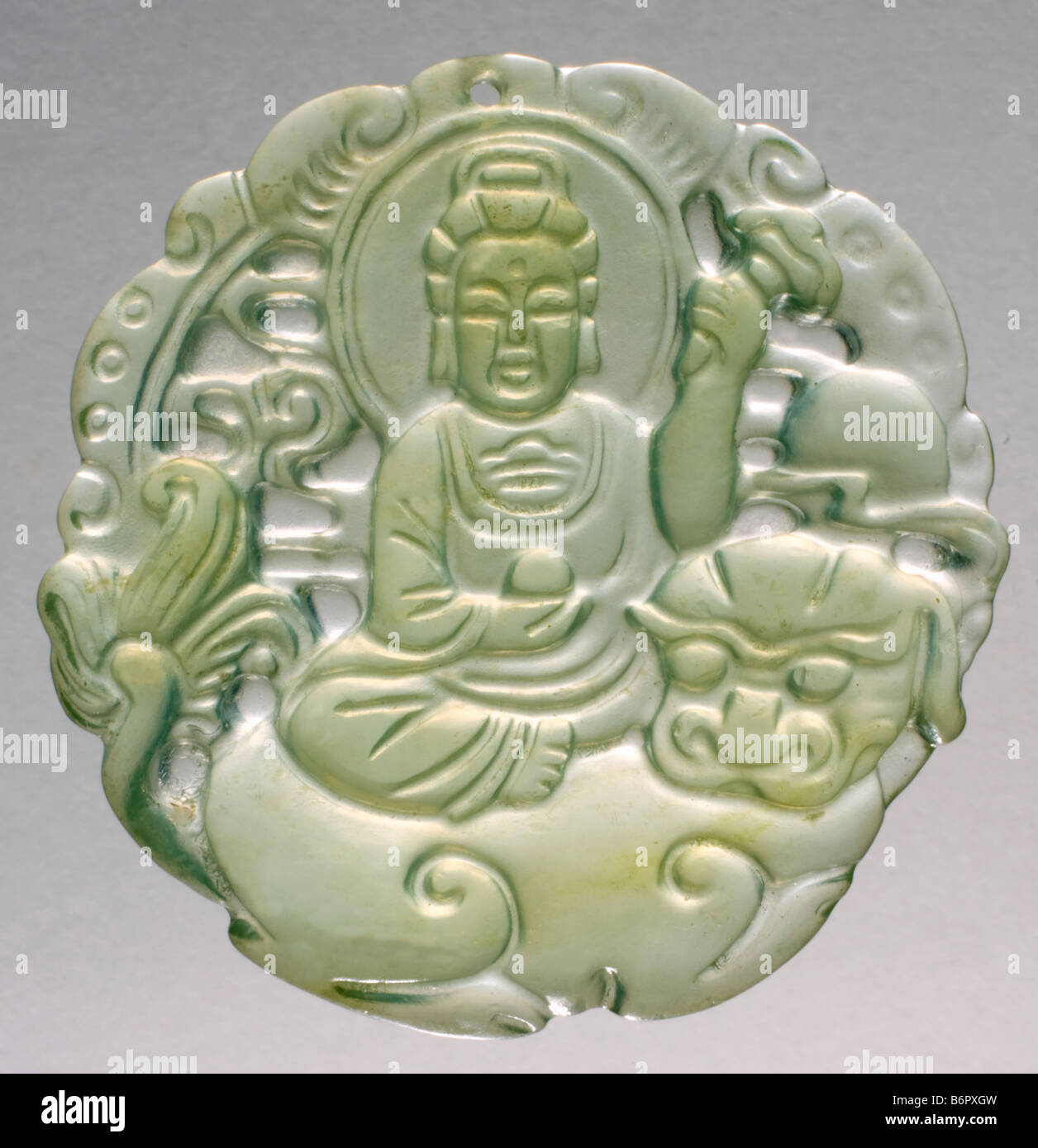 Hand-geschnitzte Jade Anhänger zeigen buddhistische Göttin Guan Yin und traditionelle chinesische Löwen Stockfoto