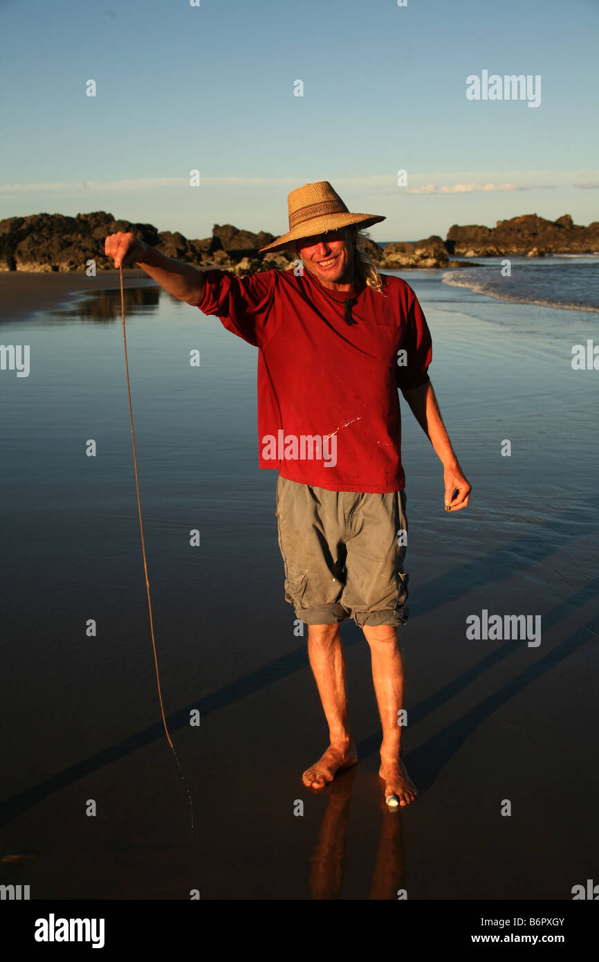 Ein Fischer hält einen Strand-Wurm, den er gerade vom Strand in der Nähe von Crescent Head Australien gezogen hat Stockfoto