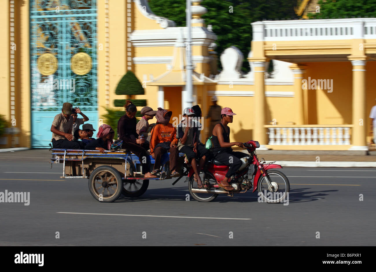 Menschen auf den Straßen rund um den königlichen Palast auf einem Motorrad mit einer Spur, Phnom Penh, Kambodscha Stockfoto