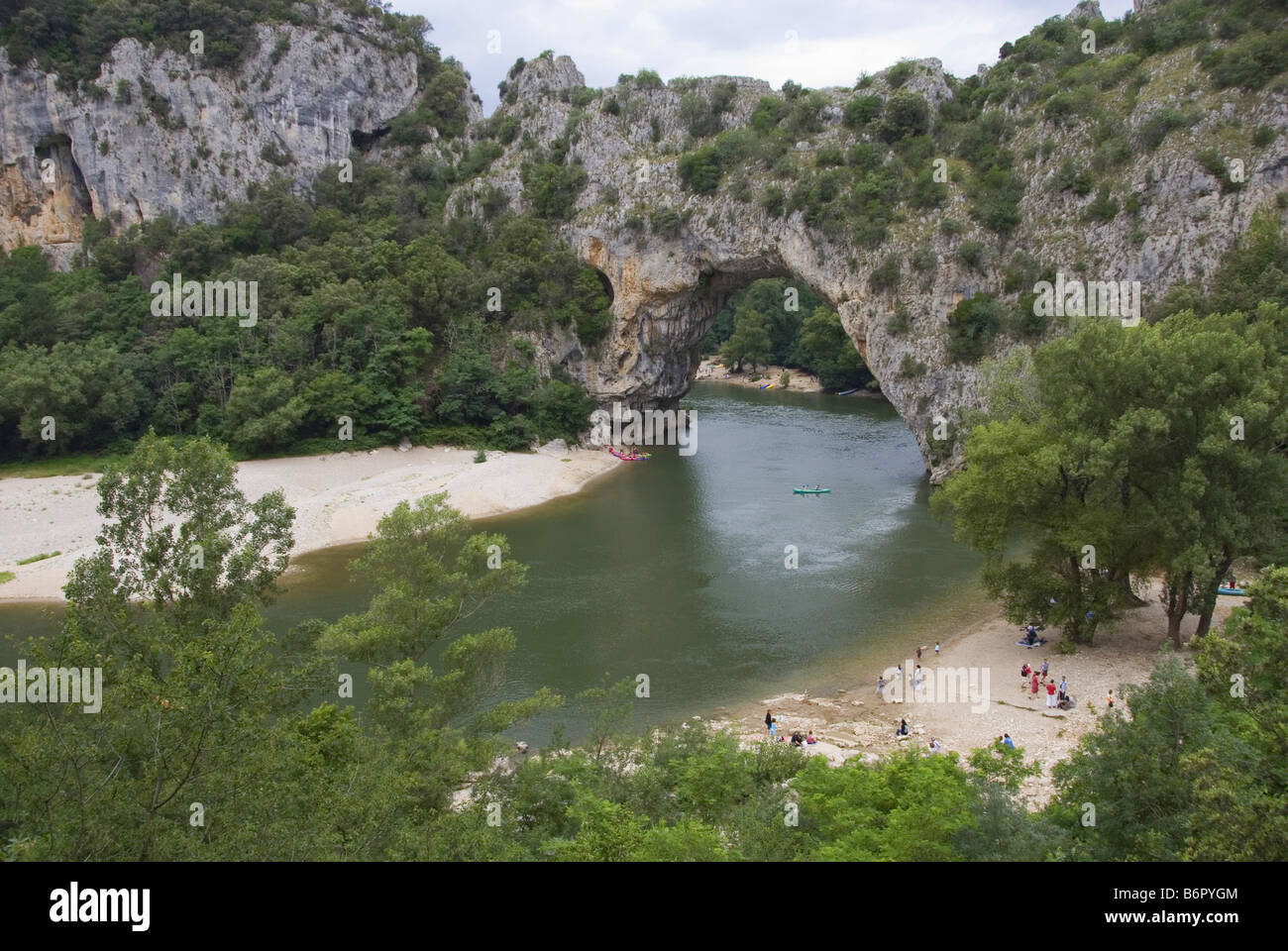 Vallon Pont d ' Arc am Fluss Ardèche, Frankreich, Provence, Languedoc-Roussilon Stockfoto