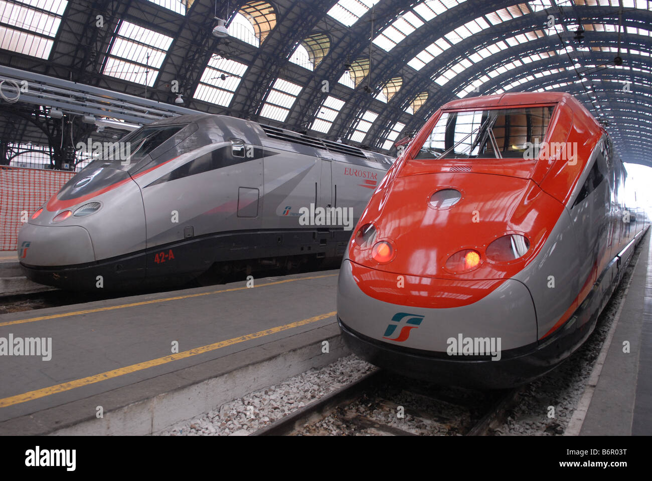 die neuen Hochgeschwindigkeitszüge ETR 500 Eurostar am Hauptbahnhof in Mailand, rechts die "Red Arrow" Stockfoto