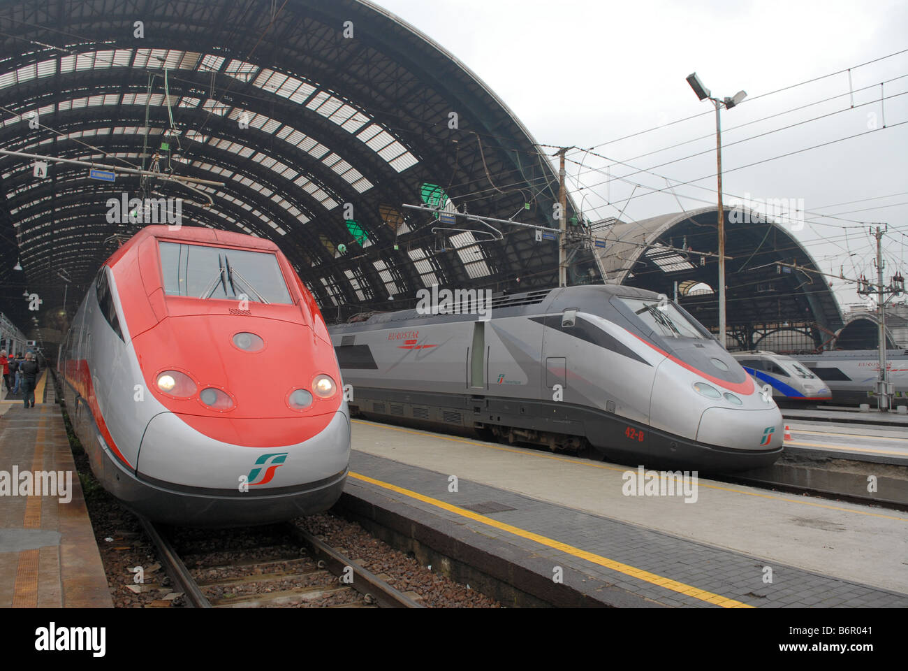 die neuen Hochgeschwindigkeitszüge ETR 500 Eurostar am Hauptbahnhof in Mailand, rechts die "Red Arrow" Stockfoto