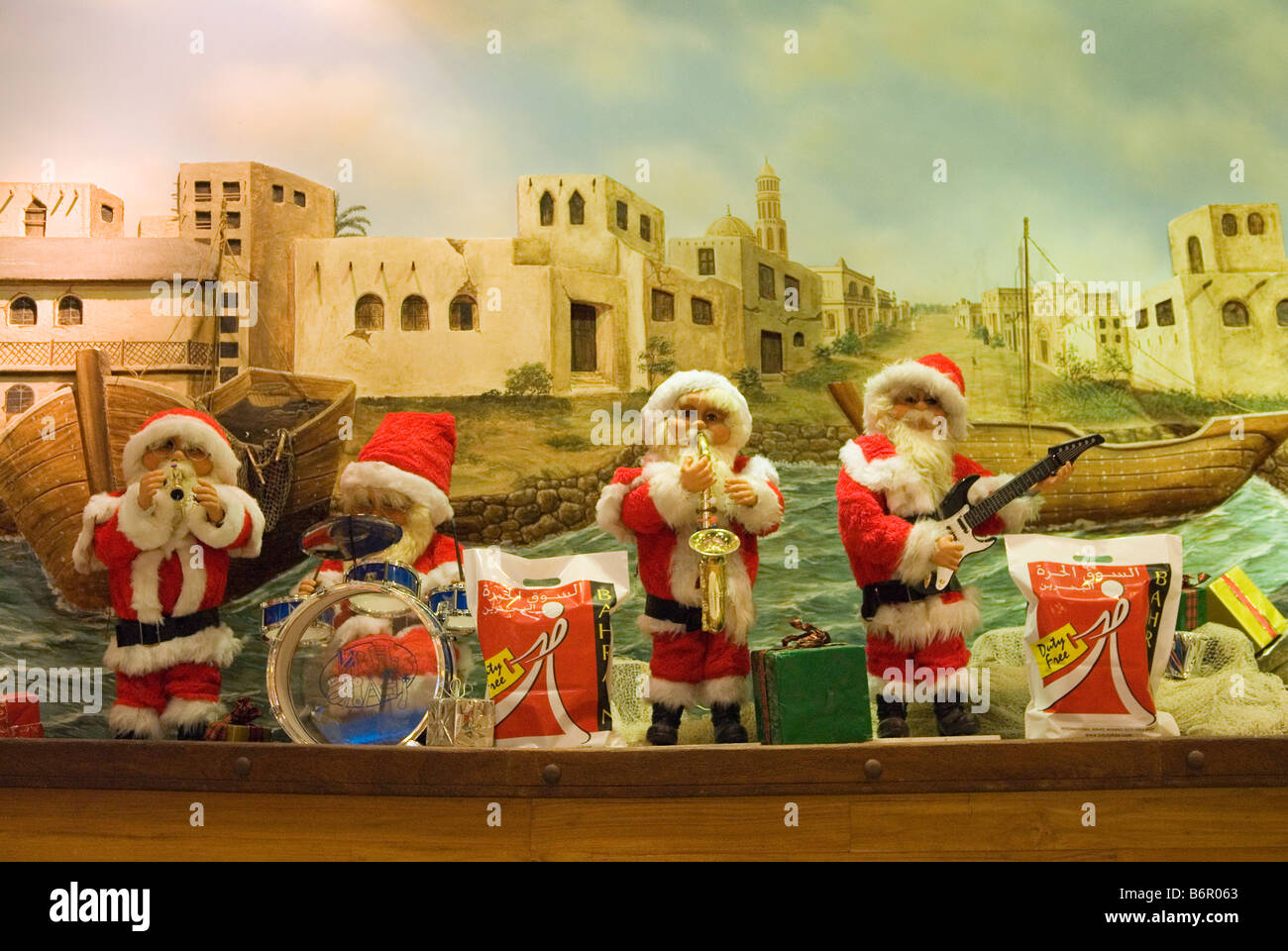 Christliche Kultur in islamischen Land der Weihnachtsmann am Dubai International Airport HOMER SYKES Stockfoto