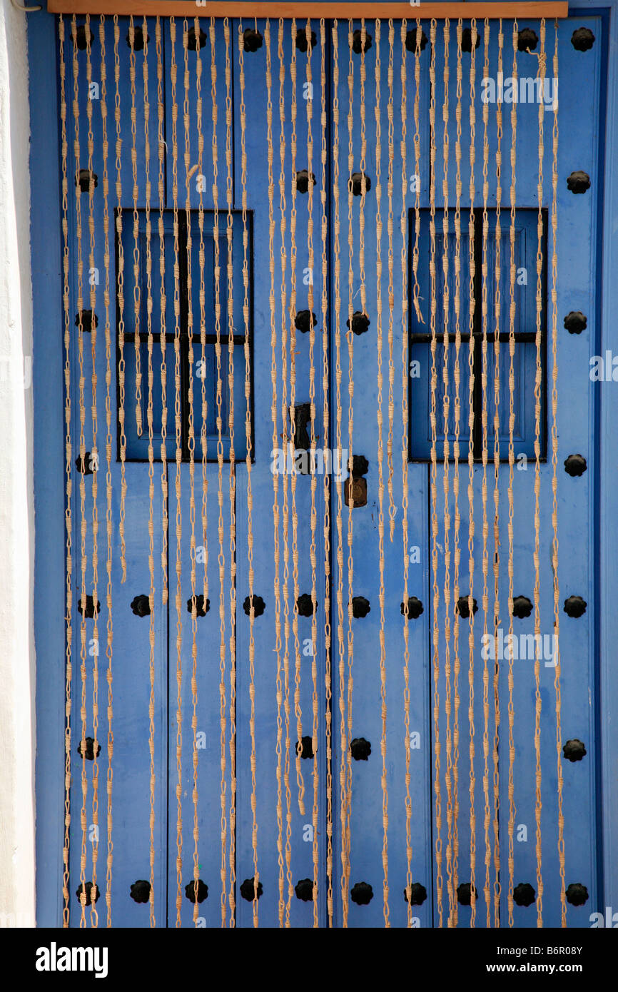 Wulstige Bildschirm vor einer Tür in Spanien Stockfoto