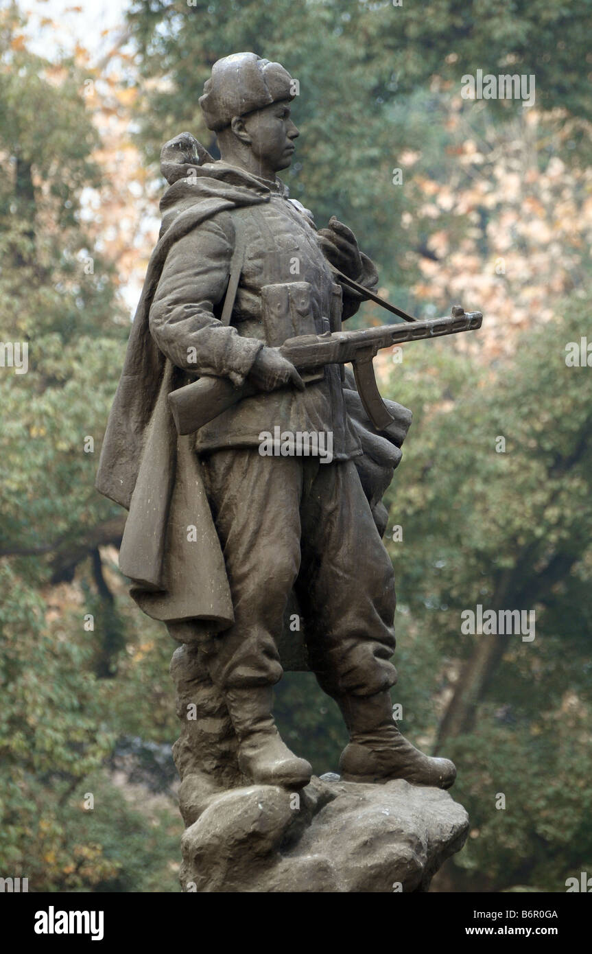 1954-Statue, das chinesische Volk Volunteers, die "Künstliche Korea, die amerikanische Invasion zu widerstehen." Hangzhou, China. Stockfoto