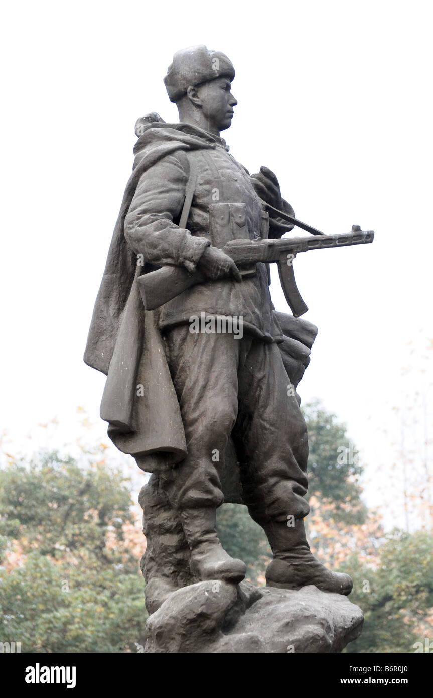 1954-Statue, das chinesische Volk Volunteers, die "Künstliche Korea, die amerikanische Invasion zu widerstehen." Hangzhou, China. Stockfoto