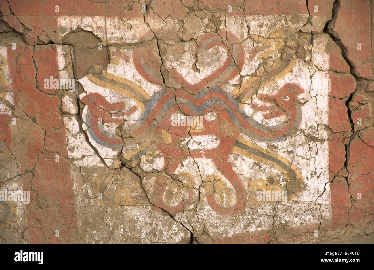 Nahaufnahme von Fries der Krake Gottheiten an Wand in der Nähe von großen Altar, Huaca De La Luna, in der Nähe von Trujillo, Peru Stockfoto