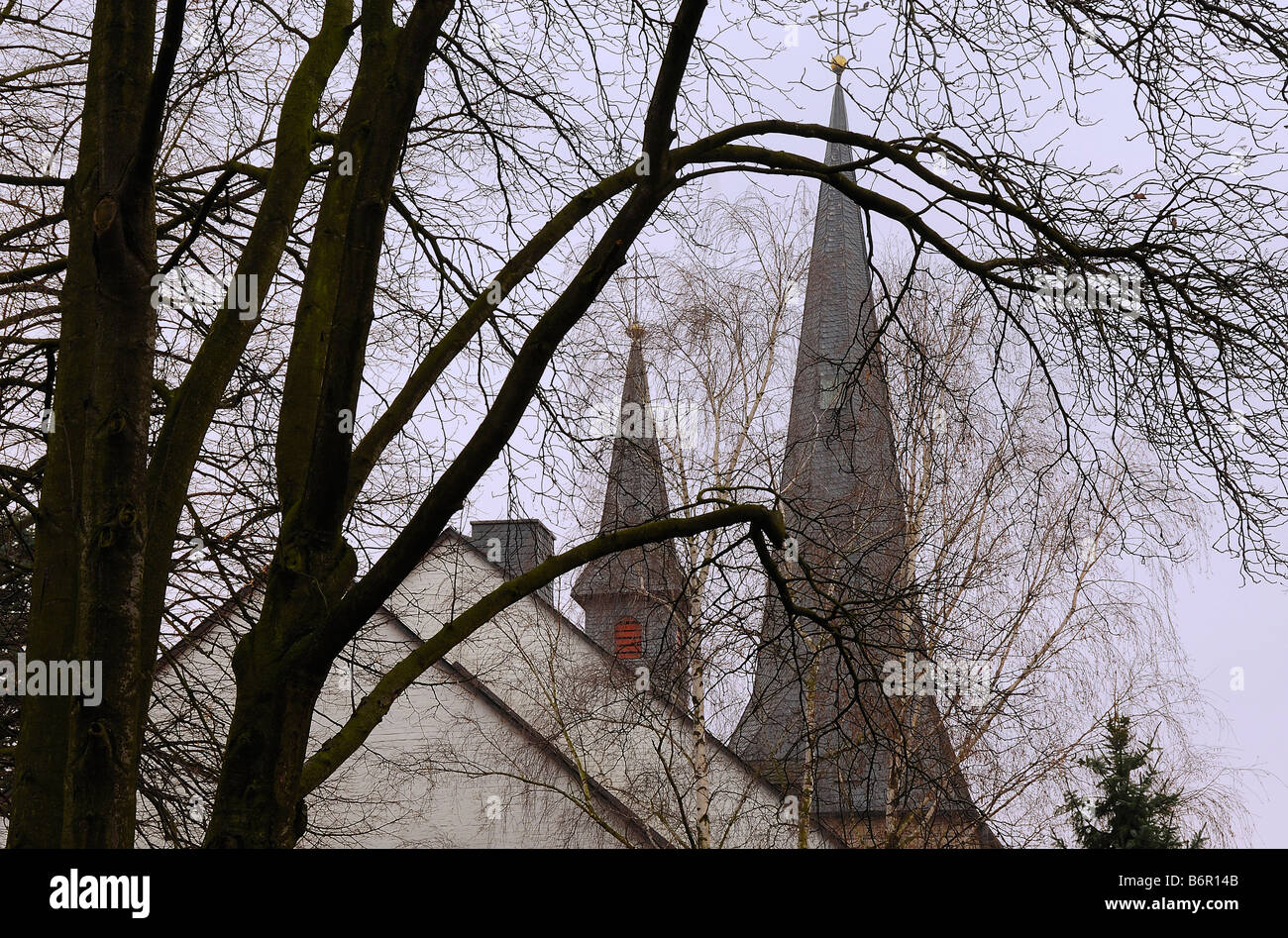 Die Türme der Kirche St. Maria Geburt in Elsdorf, Nord-Westen Deutschlands. Querformat Stockfoto Die Türme der Kirche St. Maria Geburt in Elsdorf, Nord-Westen Deutschlands. Querformat Stockfoto