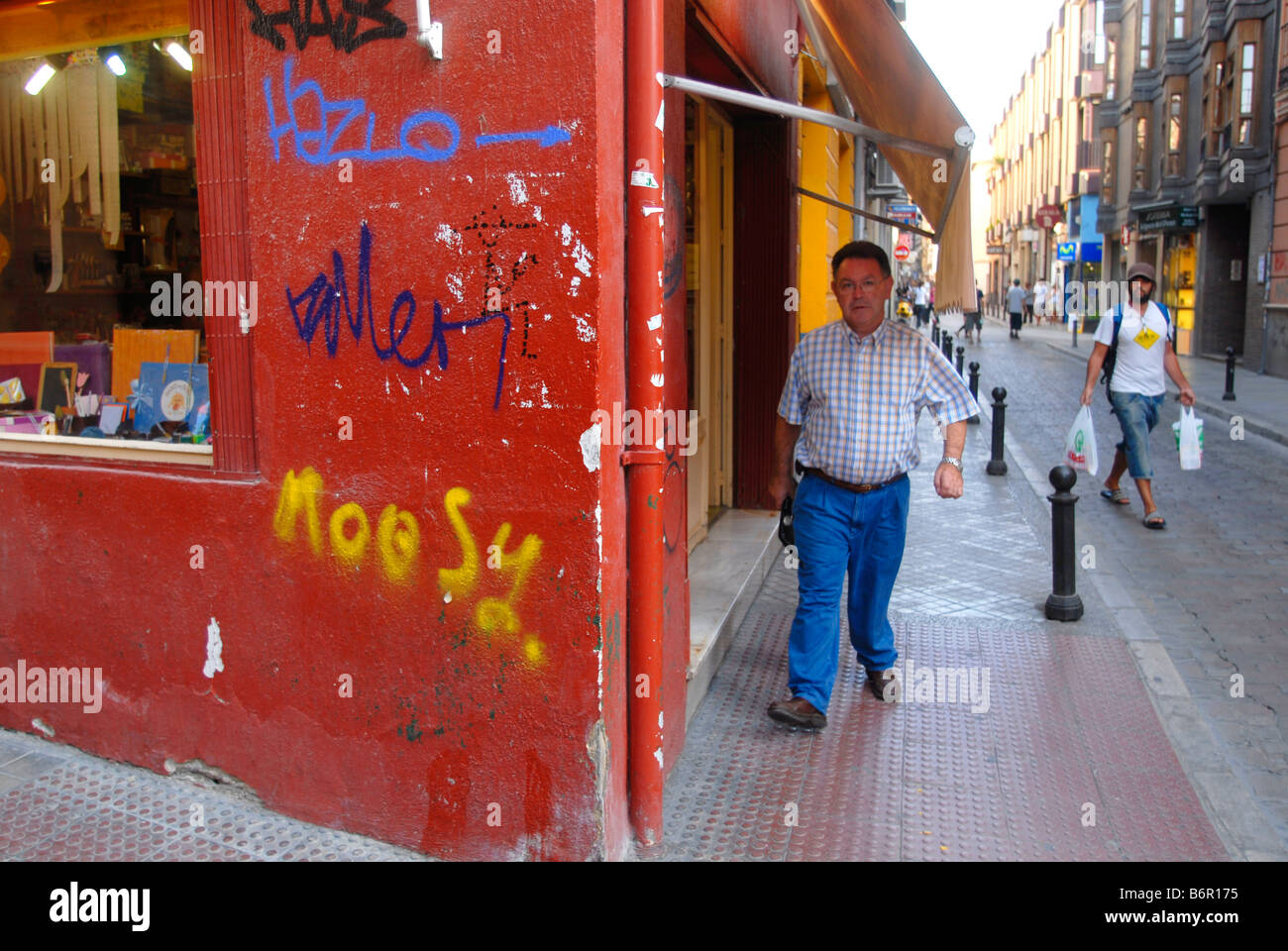 Auf der Calle Santa Ana in Granada Spanien Foto von John Robertson Stockfoto