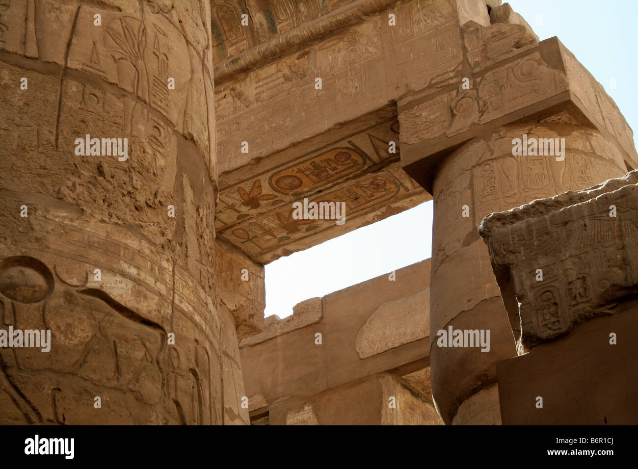 Karnak-Tempel - Pfeiler und Säulen [el-Karnak, in der Nähe von Luxor, Ägypten, arabische Staaten, Afrika]. Stockfoto