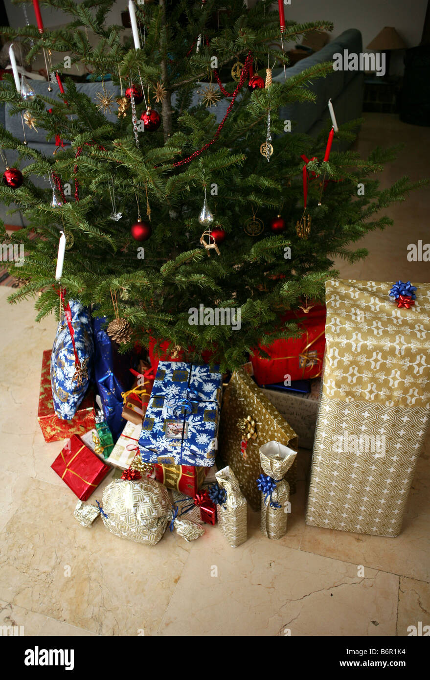 Präsentiert auf der Basis des einen echten Weihnachtsbaum mit echten Kerzen Stockfoto