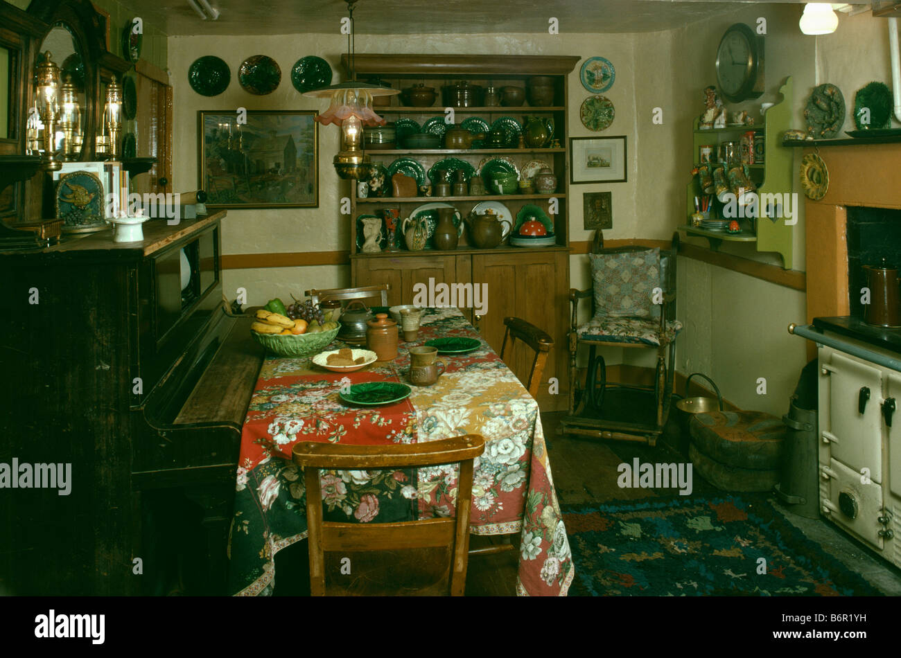 Klavier und Tisch mit floralen Tuch in dunklen altmodischen Küche Stockfoto
