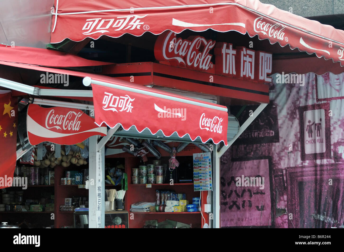 Chinesische Coca Cola Marke Straßenstand in Hangzhou, China Stockfoto