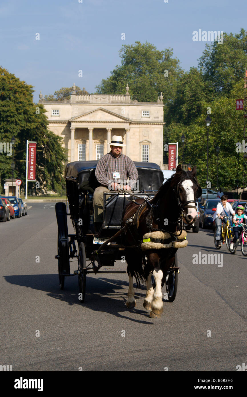 Pferdekutsche auf große Pulteney Straße mit dem Holburne Museum der Kunst in der Entfernung Bad somerset Stockfoto