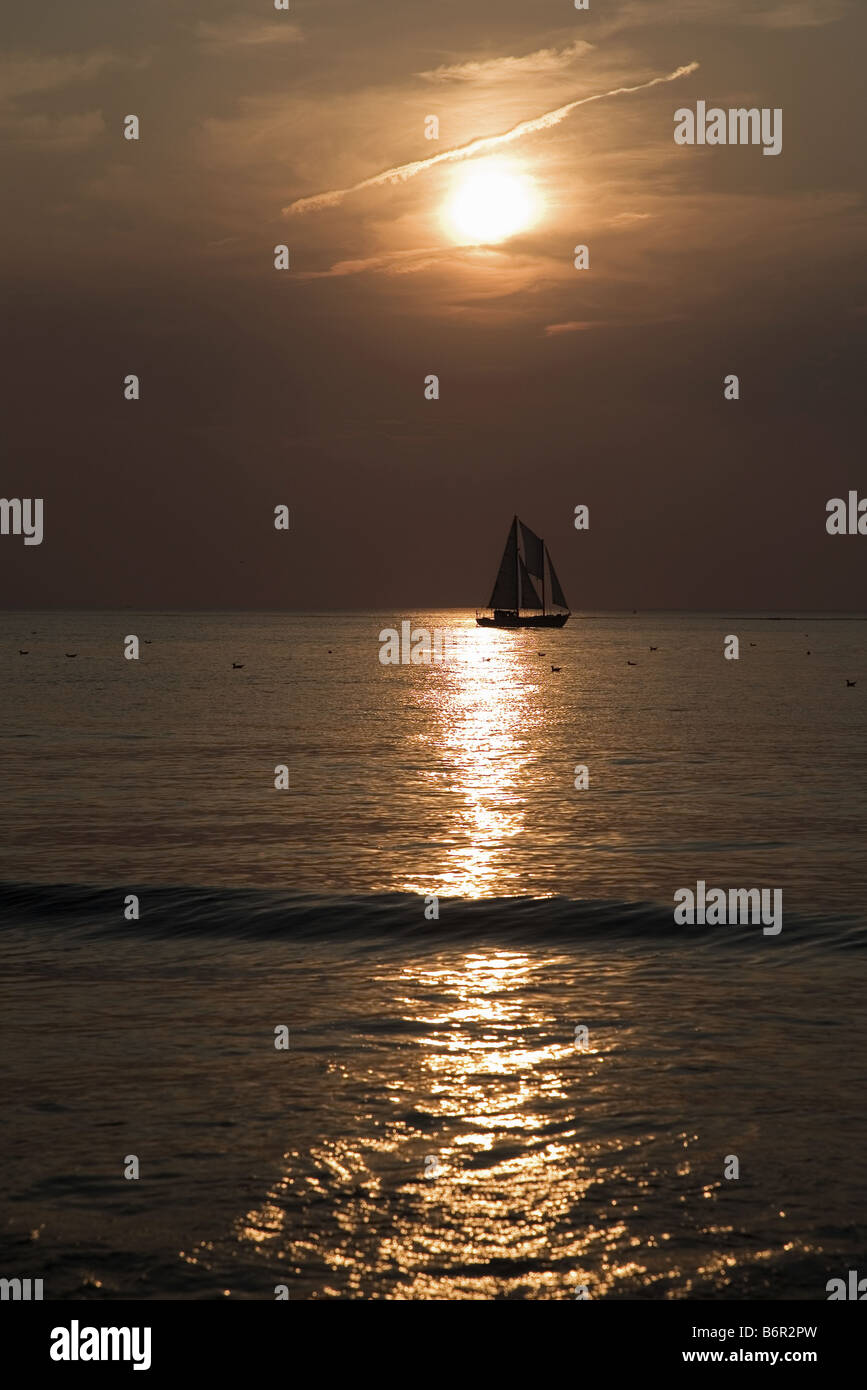 Segelboot bei Sonnenuntergang Stockfoto