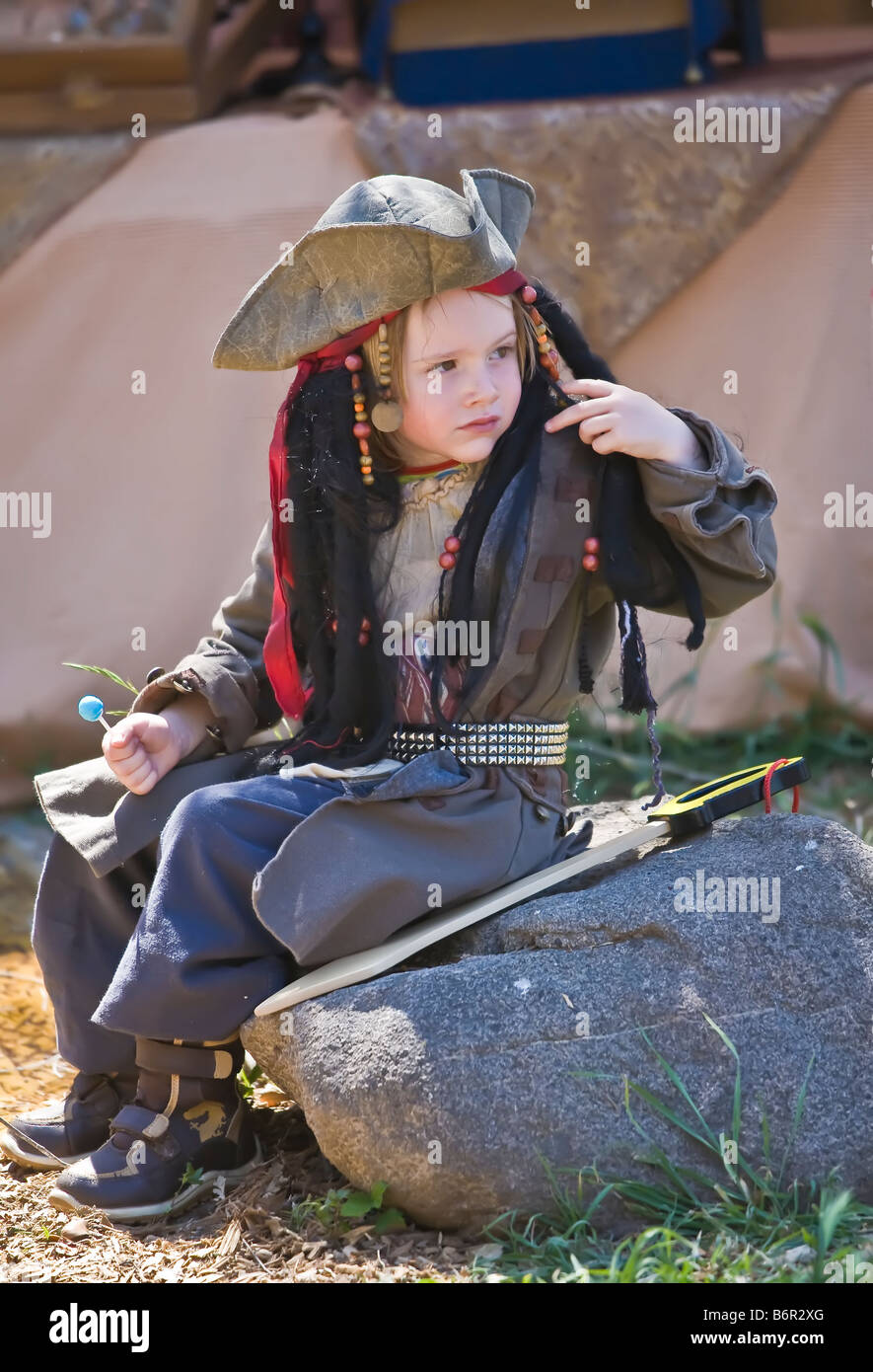 Kleiner Junge verkleidet als Pirat in Escondido Renaissance Faire bei Felicita Park in Escondido, Kalifornien USA Stockfoto