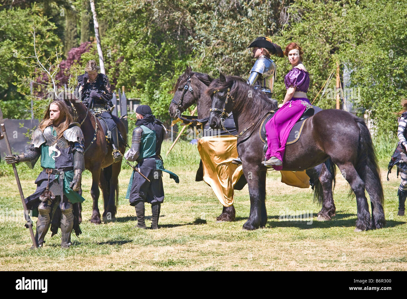 Könige auf dem Pferderücken mit Wachen beschützen zu Fuß in Escondido Renaissance Faire bei Felicita Park in Escondido, Kalifornien USA Stockfoto