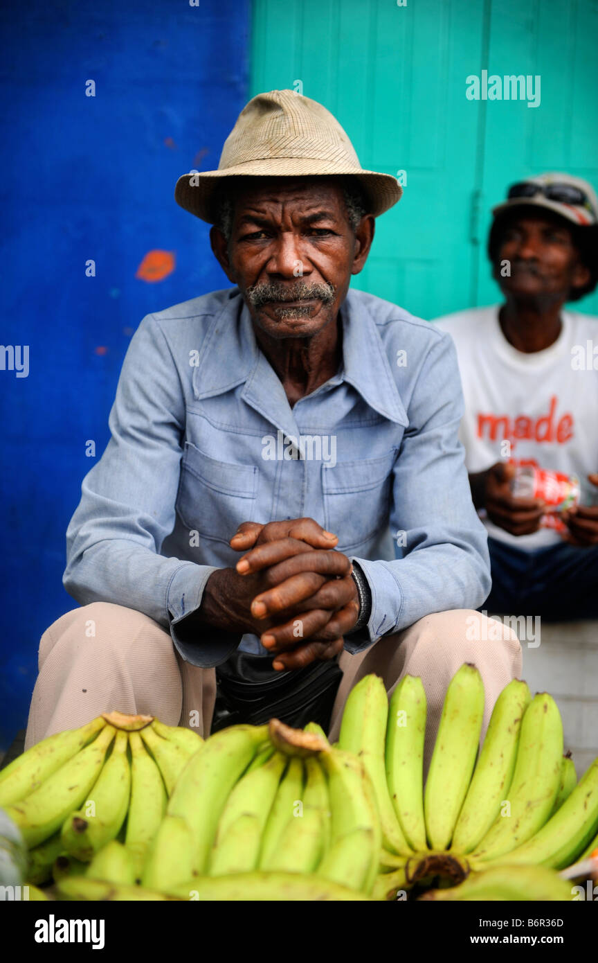 EIN ÄLTERER HERR, DER VERKAUF VON BANANEN AUF EINEM MARKT IN CASTRIES, ST. LUCIA Stockfoto