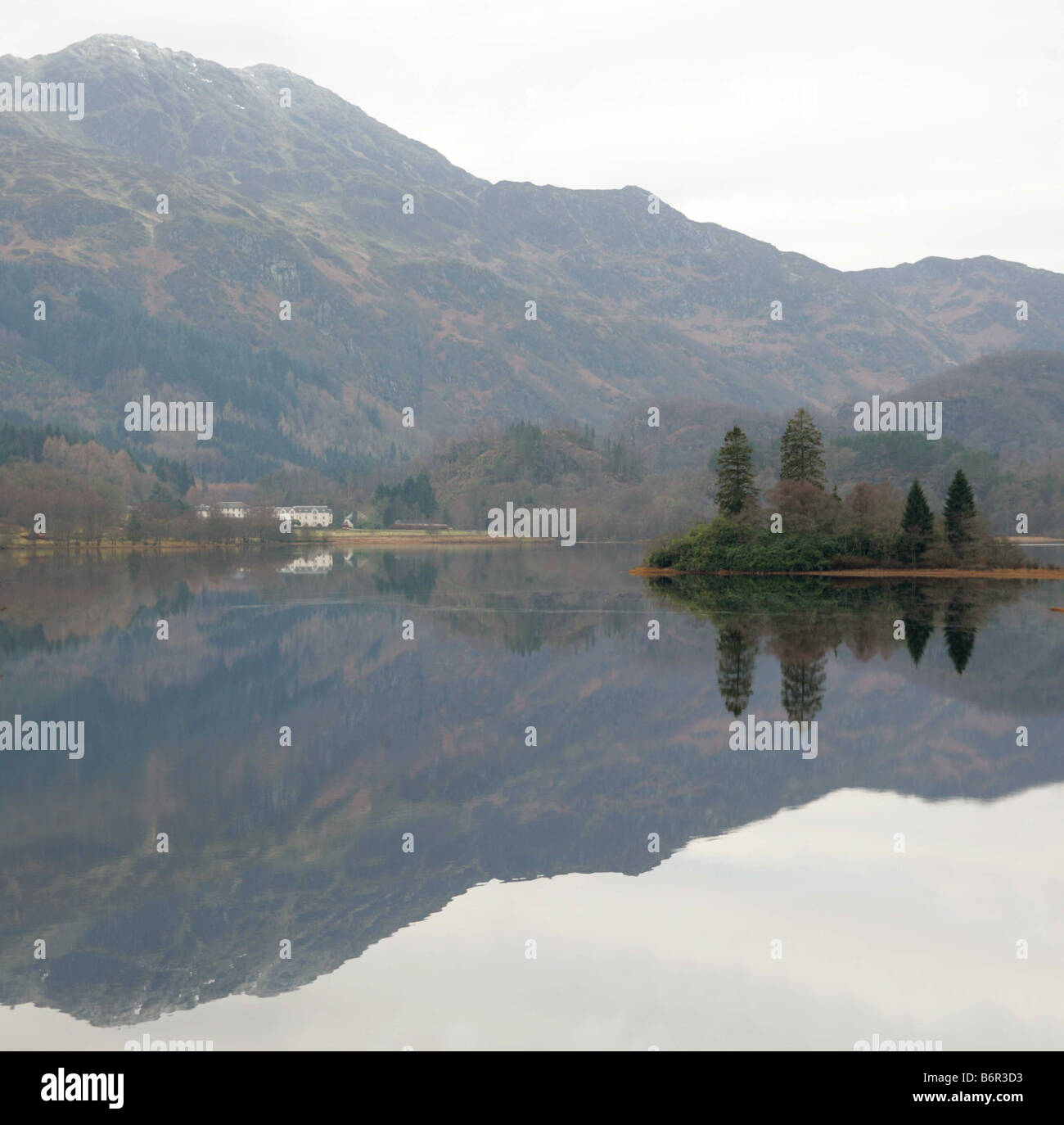 Winter-Szene auf Loch Achray, in der Nähe von The Duke, s-Pass, mit Ben Venue spiegelt sich im Hintergrund in die Trossachs, Schottland, Großbritannien. Stockfoto