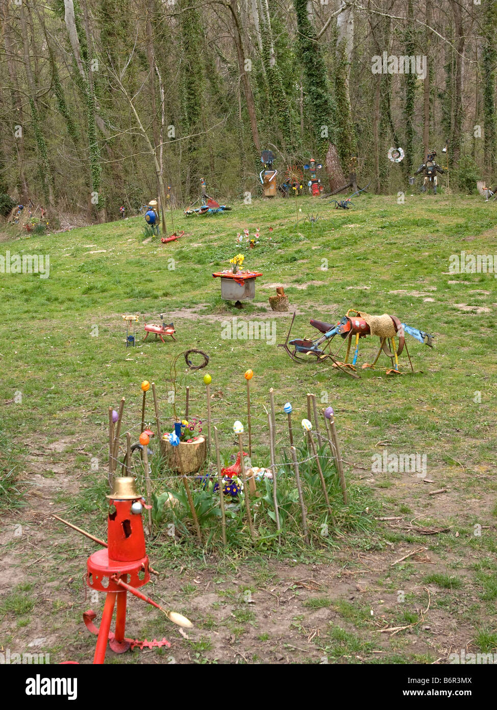 Kunst Figuren aus statt alte Dinge im Wald in Burkheim Baden-Württemberg Deutschland Stockfoto