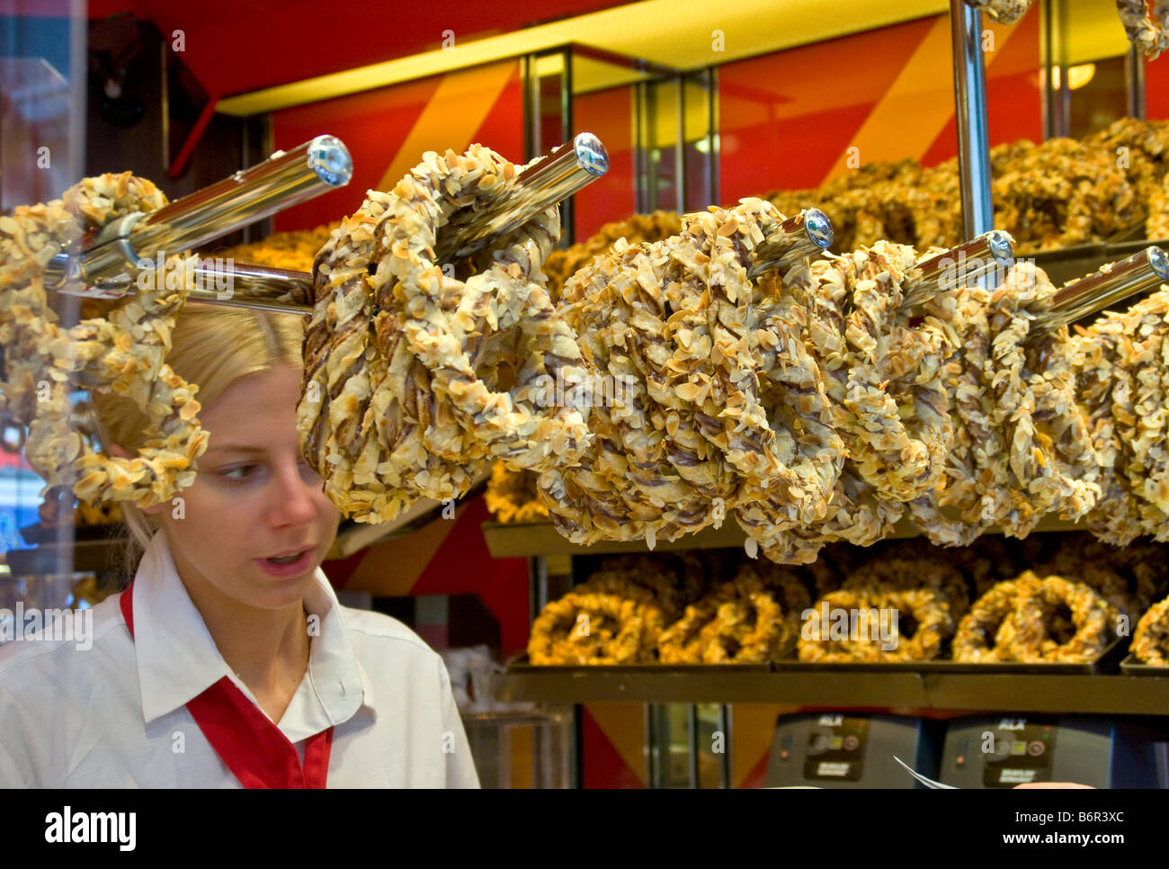 Köln-Mandel Brezel-Shop mit ziemlich Verkaufssachbearbeiter Stockfoto