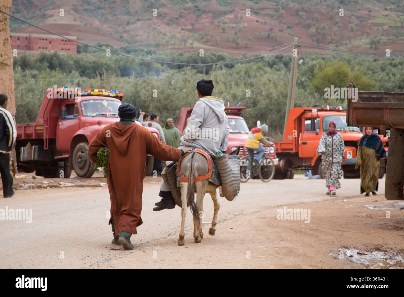 Demnate Marokko Nordafrika Dezember Straßenszene am Markttag in dieser großen Stadt, bekannt als die Hauptstadt der Berge Stockfoto
