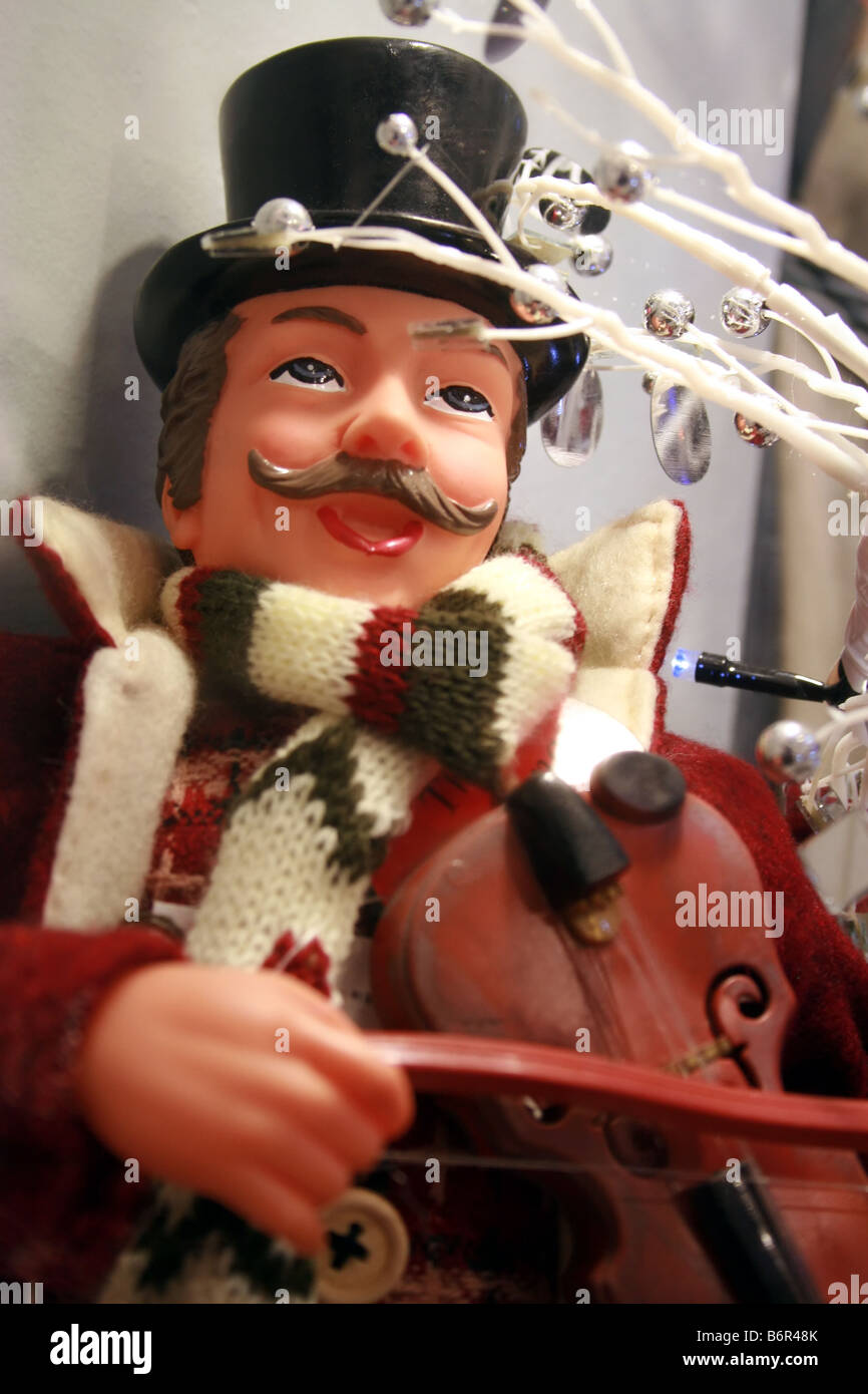 Abbildung der viktorianischen Carol-Sängerin in einem Schaufenster an Weihnachten, Moira, County Down, Nordirland Stockfoto
