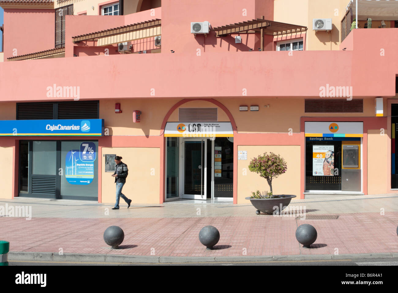 CajaCanarias und CAM Bank Filialen nebeneinander in Fanabe Costa Adeje-Teneriffa-Kanarische Inseln-Spanien Stockfoto