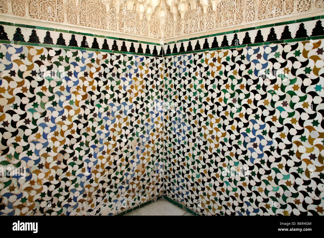 Ein bunt gekachelte Wand im Inneren der Alhambra Granada Spanien  Stockfotografie - Alamy