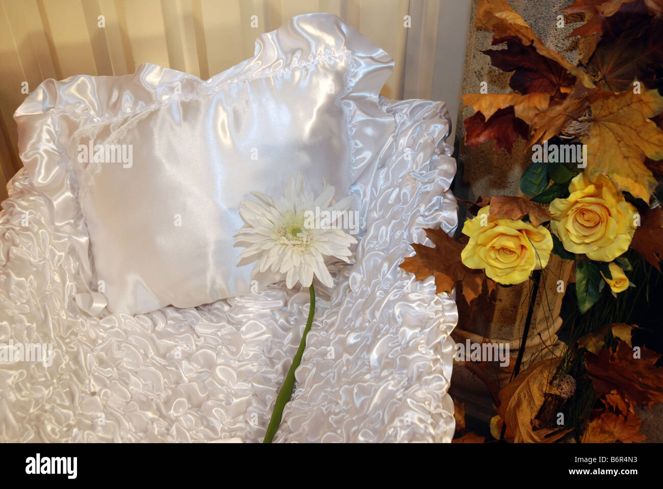 Beispiel von Coffins Futter auf 'Memento' Beerdigung Expo in Warschau, Polen Stockfoto