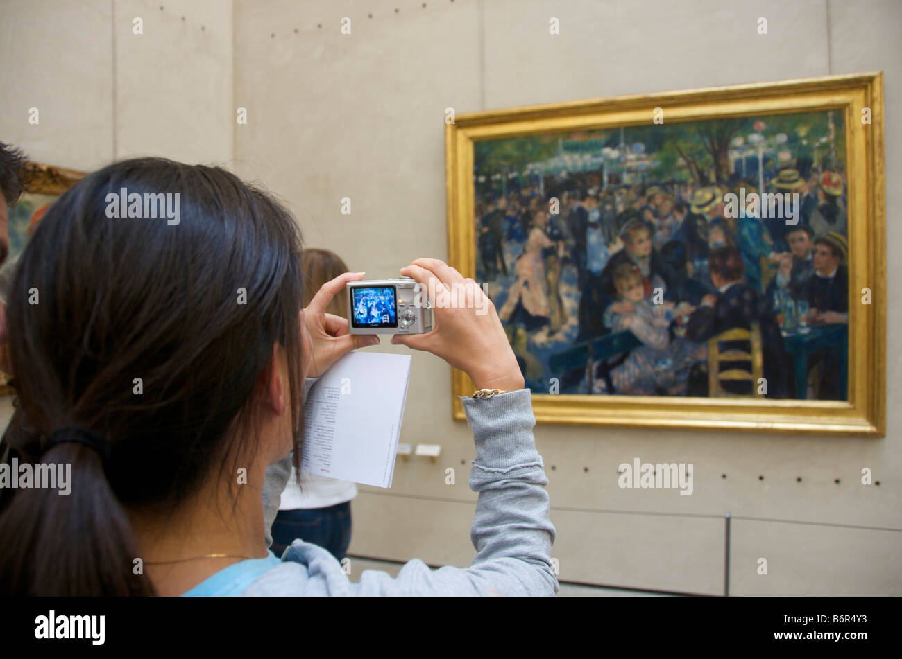 Touristen fotografieren Renoir Malerei. Musée d'Orsay. Paris. Frankreich Stockfoto