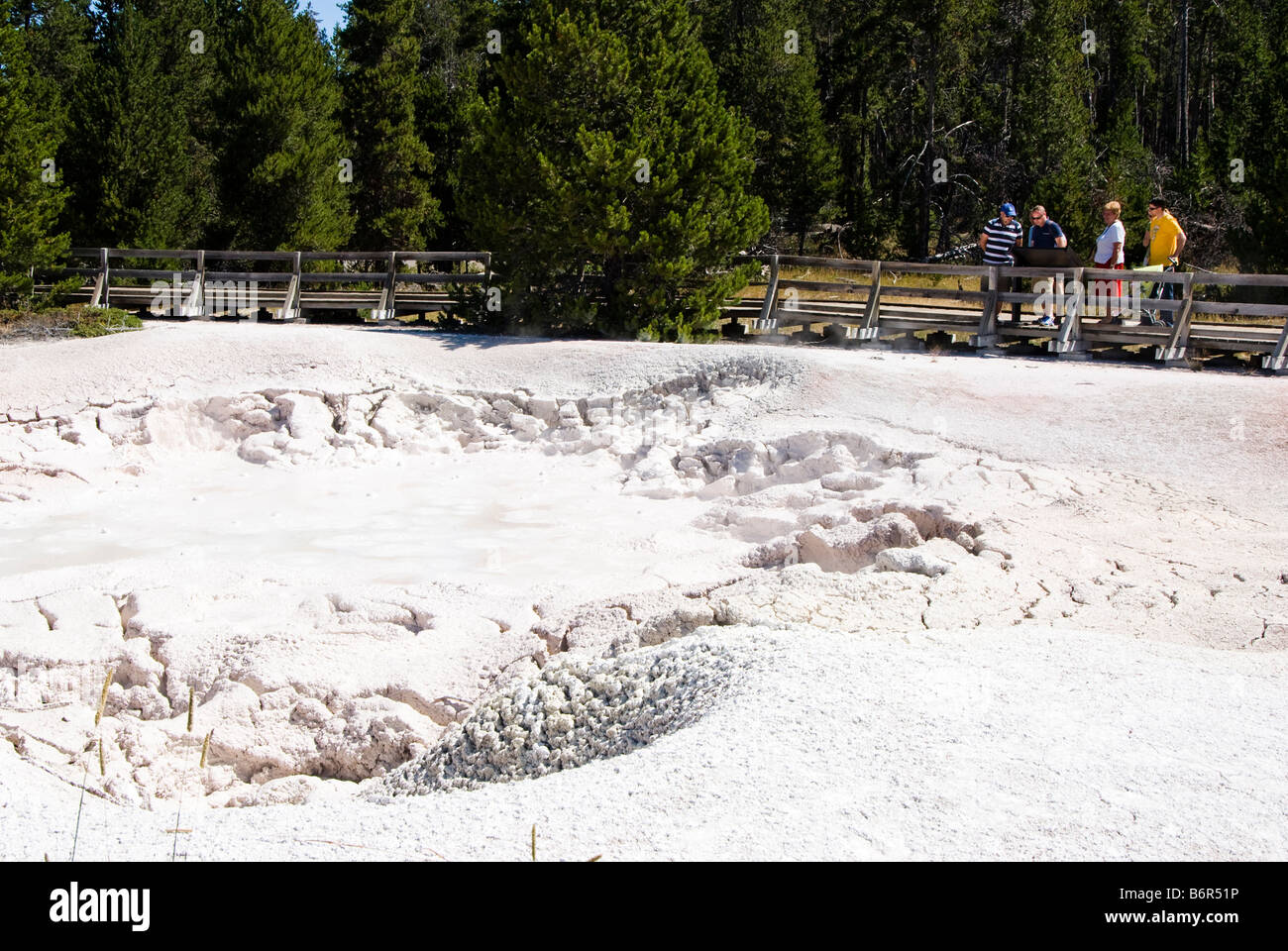 Touristen, die gerade die Farbtöpfe Brunnen im Yellowstone National Park Stockfoto