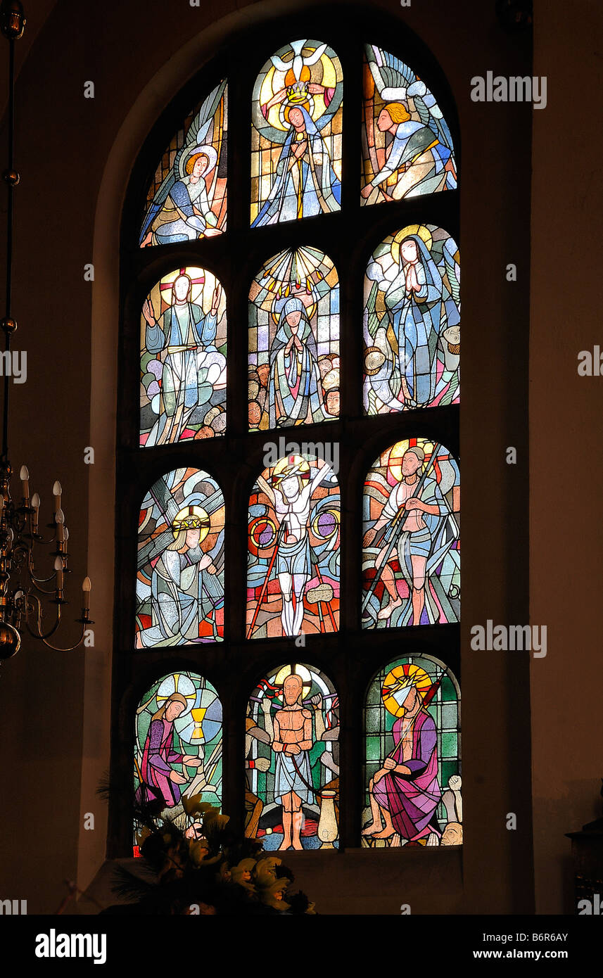 Moderne Glasfenster an der Seite des Altars in der Kirche St. Maria Geburt in Nordwestdeutschland Stockfoto