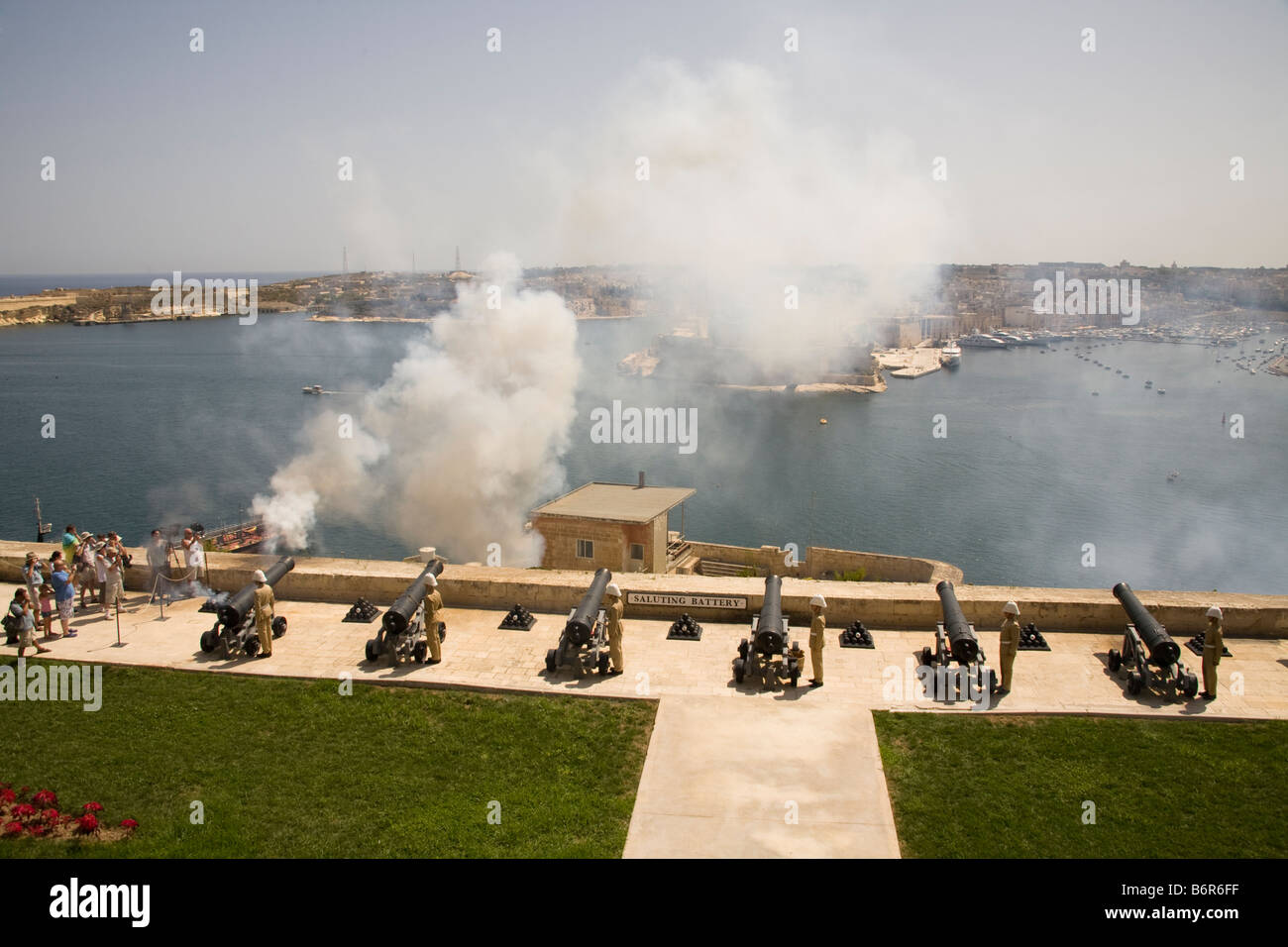 Brennen der Mittag Tag Pistole, an der Batterie salutieren Upper Barracca Gardens, Valletta, Malta Stockfoto