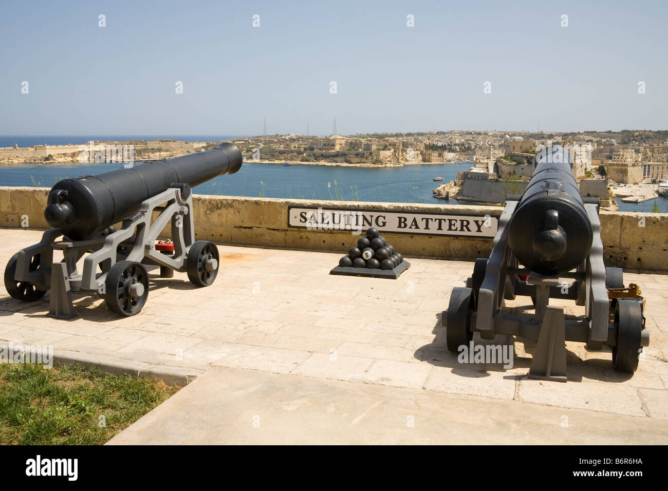 Zwei Kanonen, Mittag Tag Pistole, salutieren, Batterie, Upper Barracca Gardens und Grand Harbour, Valletta, Malta Stockfoto