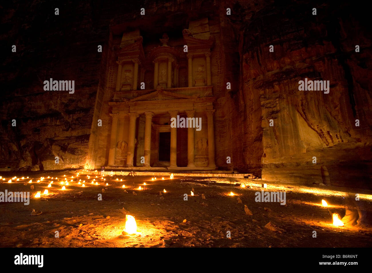 Romantische Candle-light-Blick auf Al Khazneh (Treasury) Petra, eines der neuen Weltwunder, Jordanien. Stockfoto