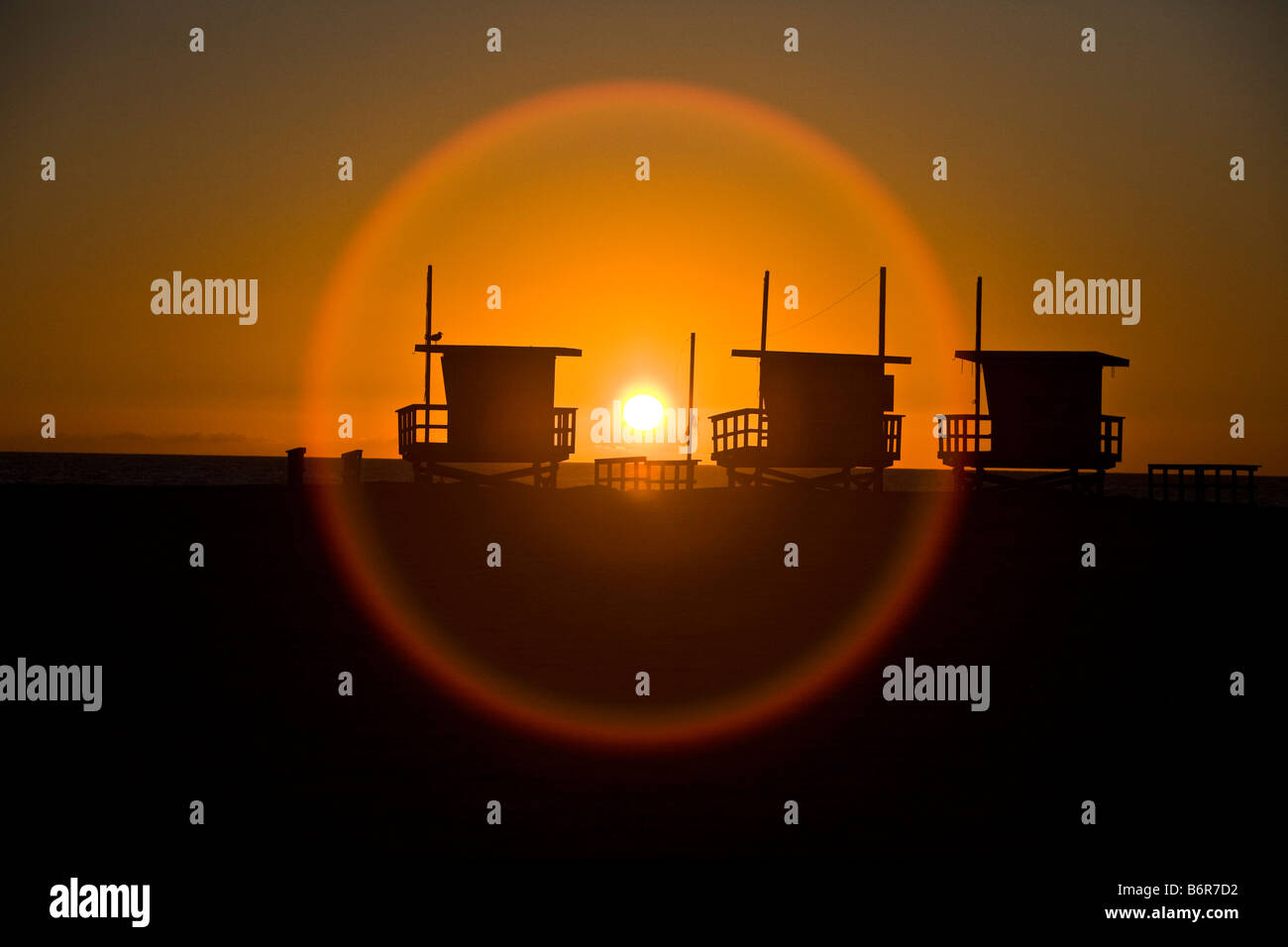 Rettungsschwimmer Türme am Strand bei Sonnenuntergang Venice Beach Los Angeles County Kalifornien Vereinigte Staaten Stockfoto