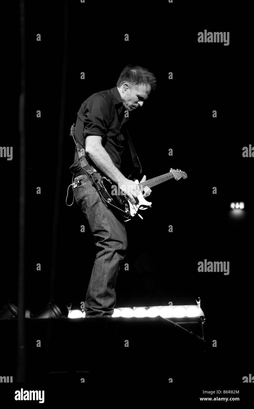 Keith Scott von Bryan Adams Band die live auf der Bühne an der Birmingham LG Arena während der UK 11 tour 2008 Stockfoto