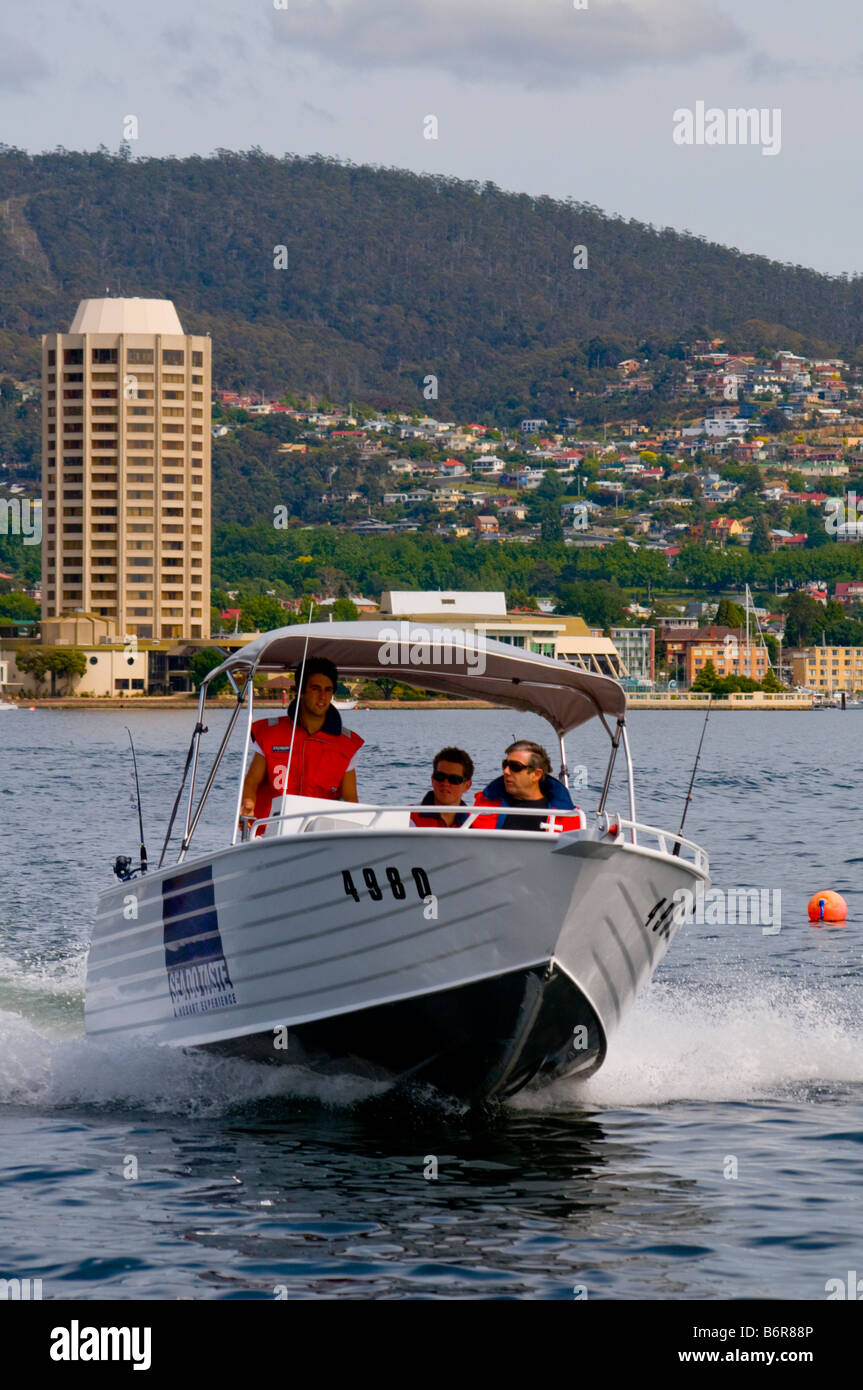 Bootstour in Sandy Bay auf dem Derwent River in Hobart Tasmanien mit Wrest Point Casino im Hintergrund. Stockfoto