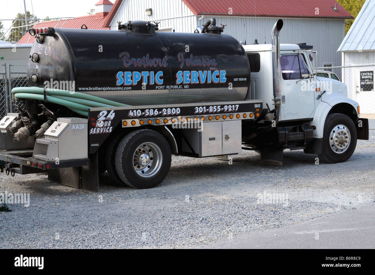 Eine septische Service-Truck kommt auf dem Bluegrass-Festival um den Port zu bedienen ein Pottys in Deale Maryland Stockfoto
