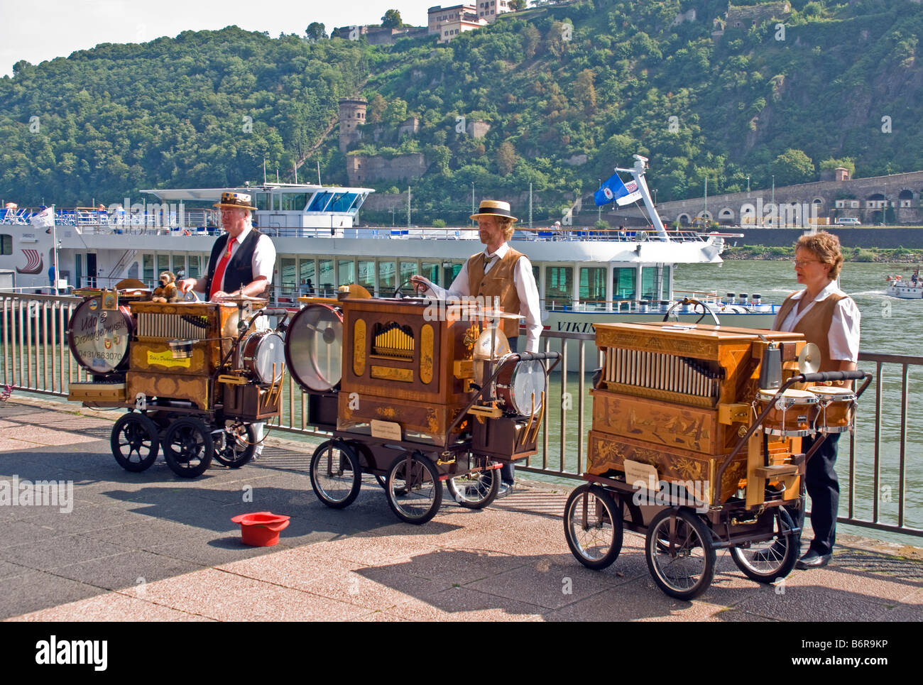 Musikalischer Unterhaltung Koblenz Deutsches Dockside Rhein Kreuzfahrtschiff mit Festung Ehrenbreitstein im Hintergrund Stockfoto