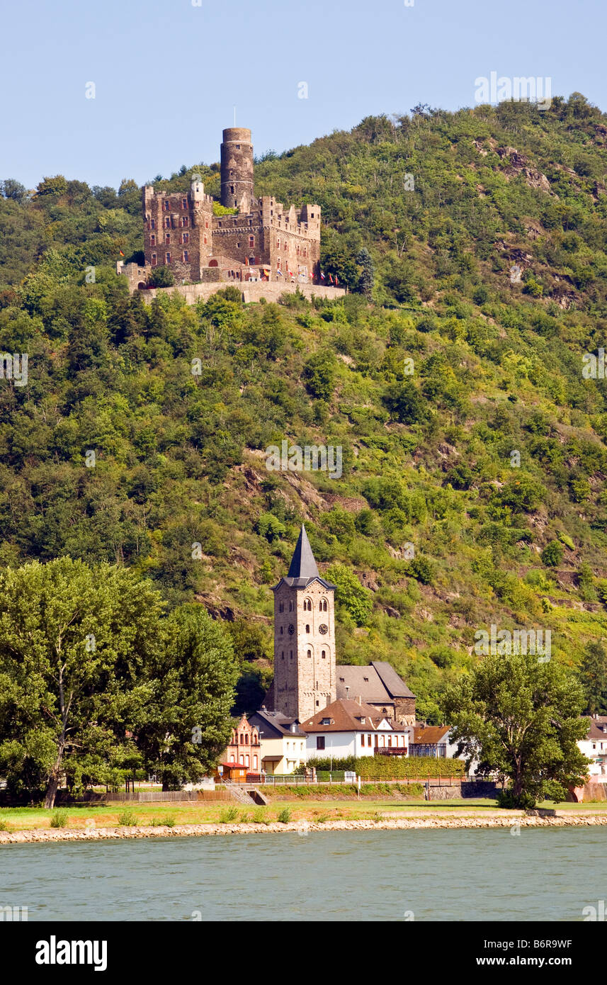 Mouse-Schloss (Burg Maus0 mit Blick auf Dorf von Wellmich am mittleren Rhein Stockfoto