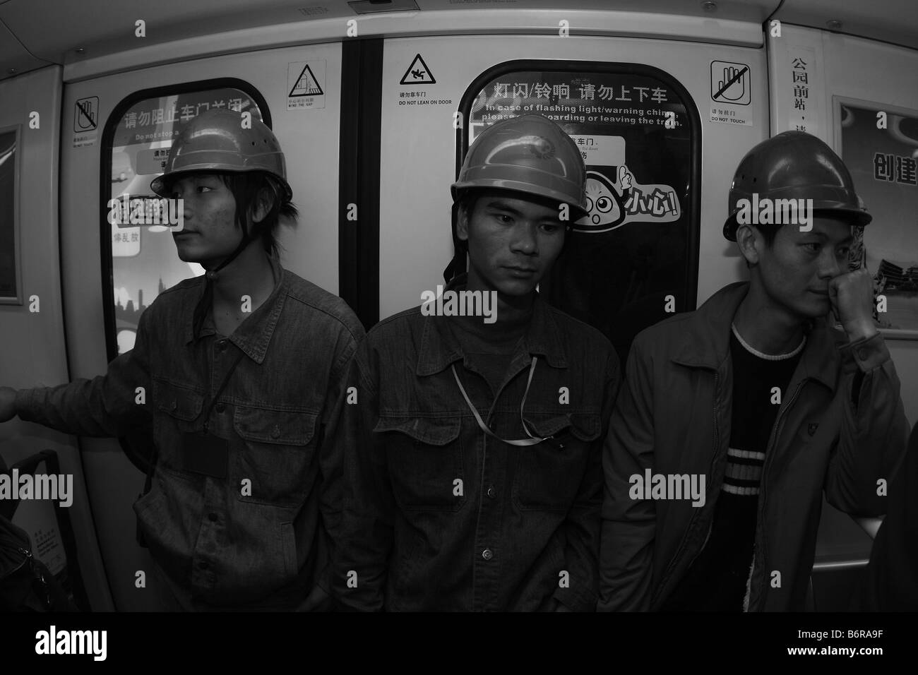 Junge männliche asiatische Constuction Arbeiter auf der Durchreise in Stadt u-Bahn in Guangzhou Guangdong China Durring der globalen Wirtschaftskrise Stockfoto